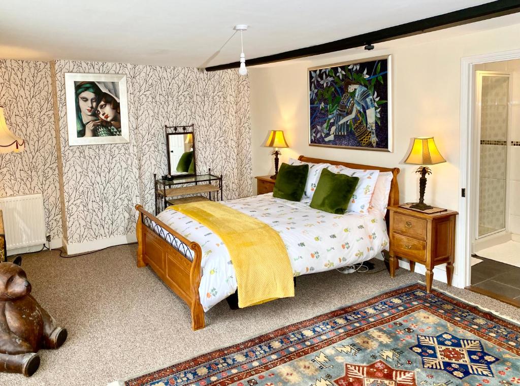 um quarto com uma cama e um tapete em Lala Mundi em Brading