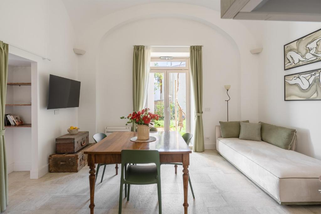 聖安吉洛的住宿－Maison Le Graziose，客厅配有桌子和沙发