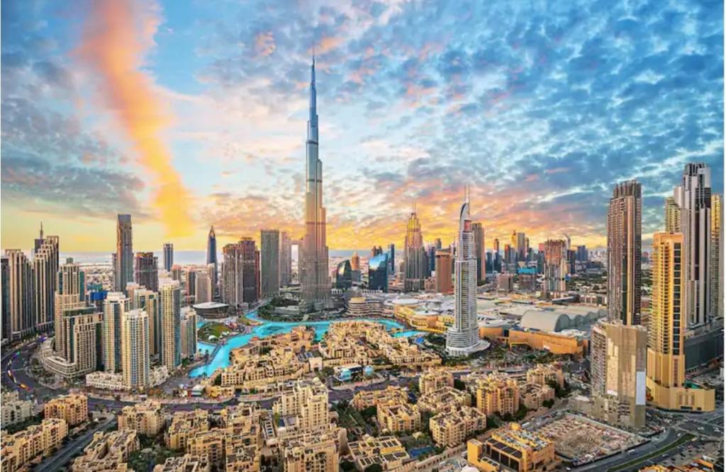 Pemandangan umum bagi Abu Dhabi atau pemandangan bandar yang diambil dari asrama
