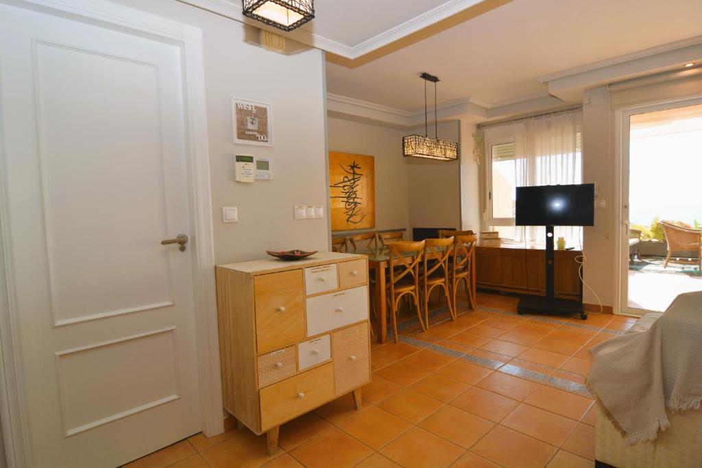 Telewizja i/lub zestaw kina domowego w obiekcie Beach & Golf seafront house Campoamor Alicante