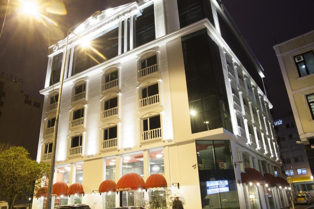 um edifício branco com muitas janelas em Neba Royal Hotel em Samsun