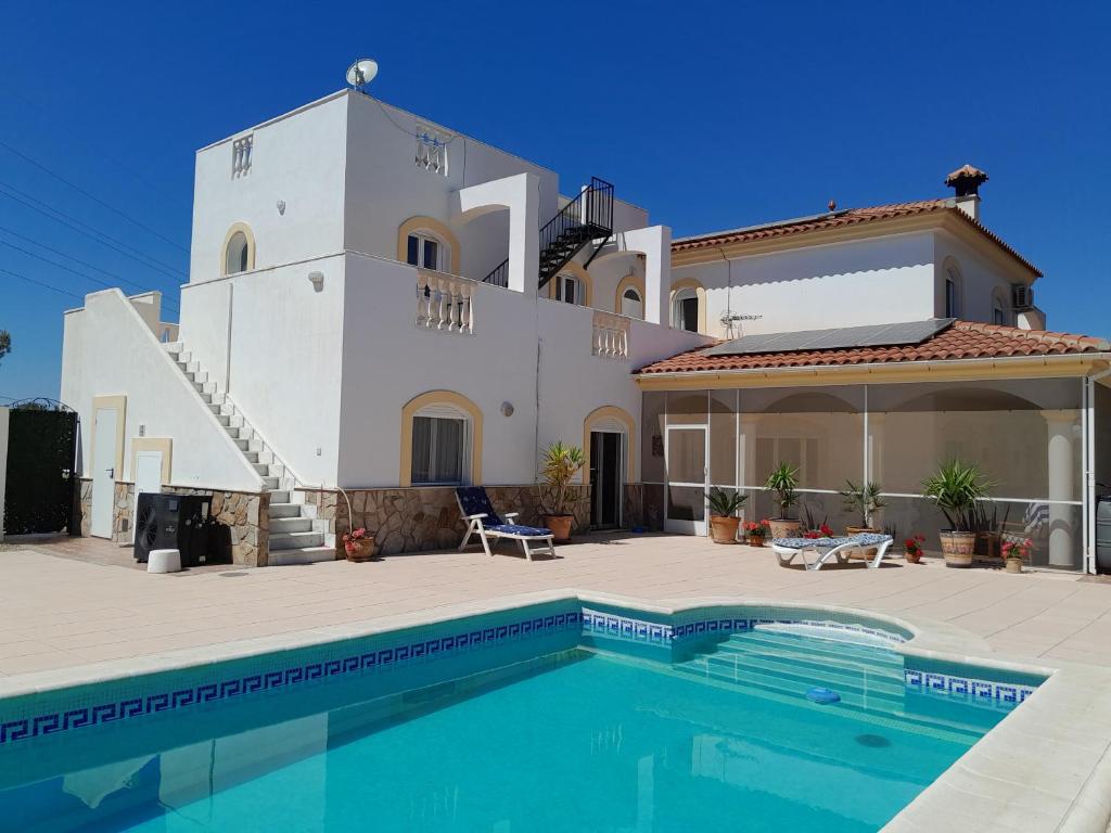 een villa met een zwembad voor een huis bij Casa Gregory in Turre