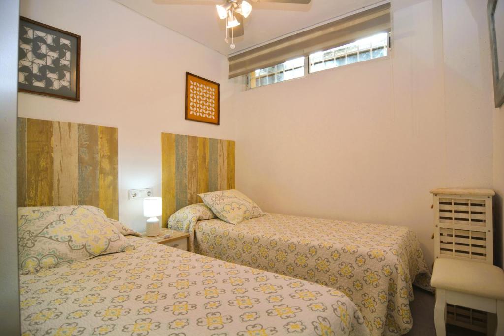 Łóżko lub łóżka w pokoju w obiekcie Beach & Golf seafront house Campoamor Alicante