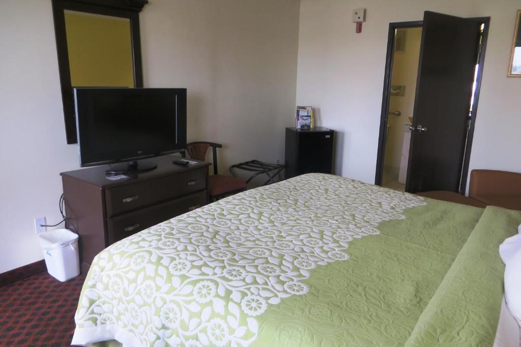 Days Inn by Wyndham Plainfield - King Room - Mobility Access/Non-Smoking