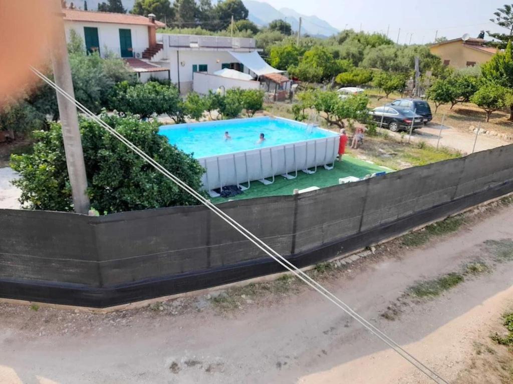 - une grande piscine avec des personnes dans l'établissement Corso's old nest a mille metri dalla spiaggia guida loca, à Castellammare del Golfo