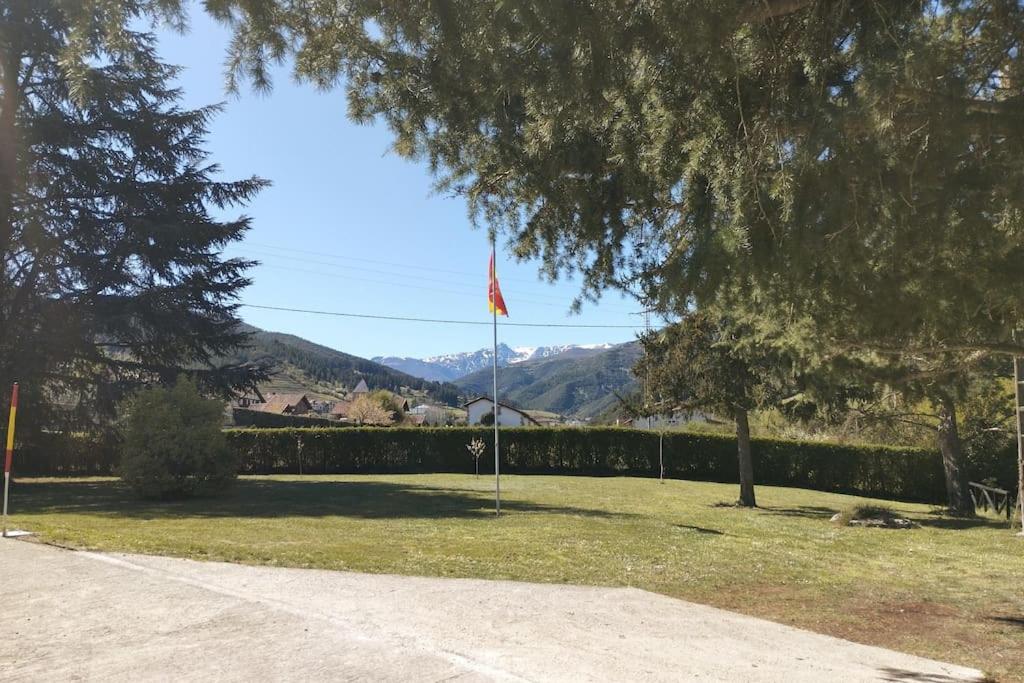 een vlag op een paal in een grasveld bij El Nial de Los Pinos in Ojedo