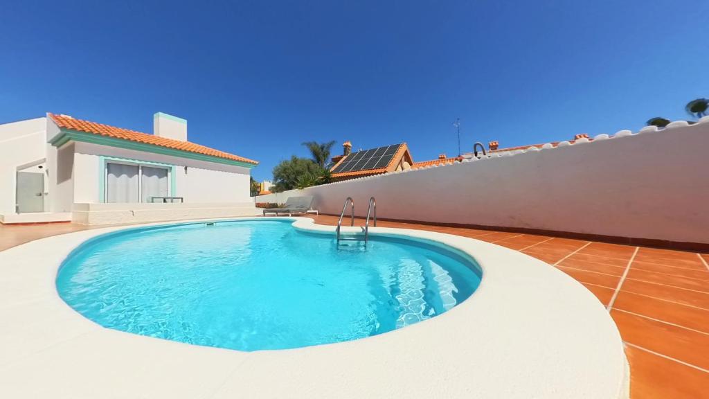 una piscina en el patio trasero de una casa en NÁUTICO Boutique Apartments, by Comfortable Luxury - Adults Only en Corralejo