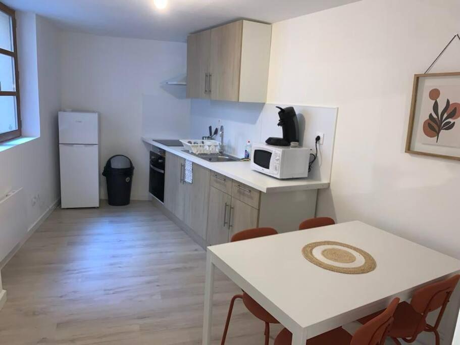 Kuchyňa alebo kuchynka v ubytovaní Spacieux T3 Hypercentre Proche Cathédrale