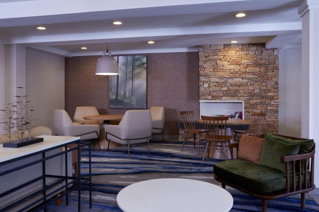 サンバーナーディーノにあるFairfield Inn and Suites San Bernardinoのロビー(椅子、テーブル、暖炉付)