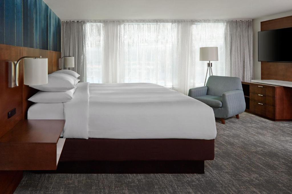 Postel nebo postele na pokoji v ubytování Toronto Marriott City Centre Hotel