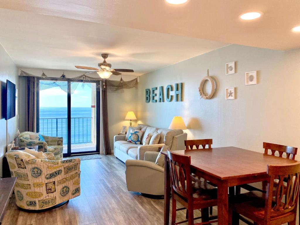 ein Wohnzimmer mit einem Sofa und einem Tisch in der Unterkunft Phoenix I 1117 by ALBVR - Beachfront and beautifully-updated - The perfect spot to vaca with amazing views! in Orange Beach