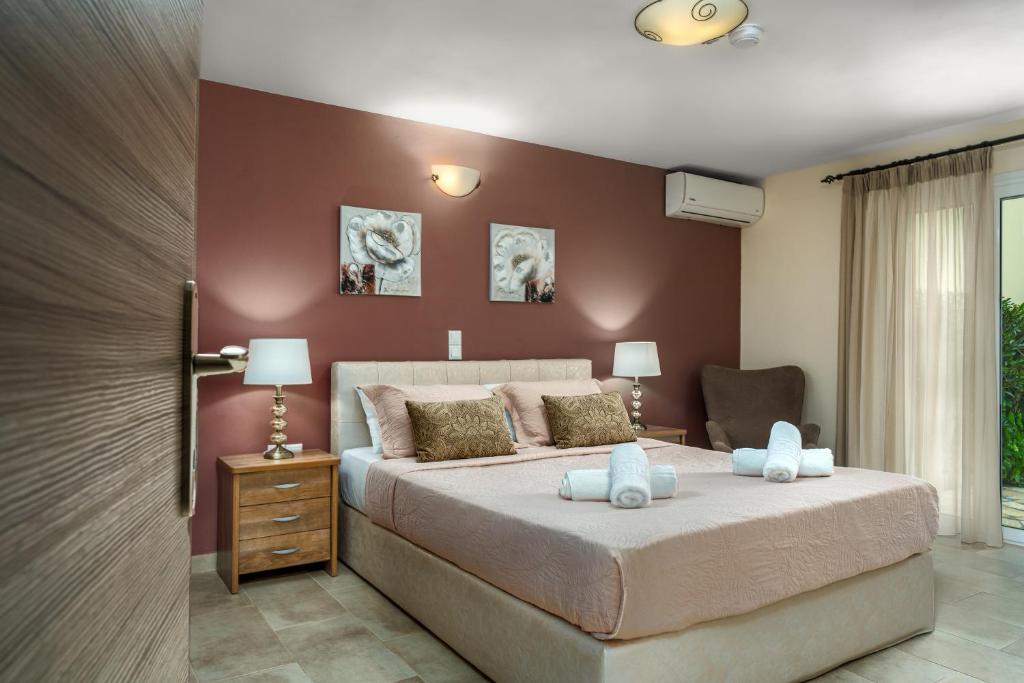 una camera da letto con un grande letto con pareti marroni di Villa Dionysios a Keríon