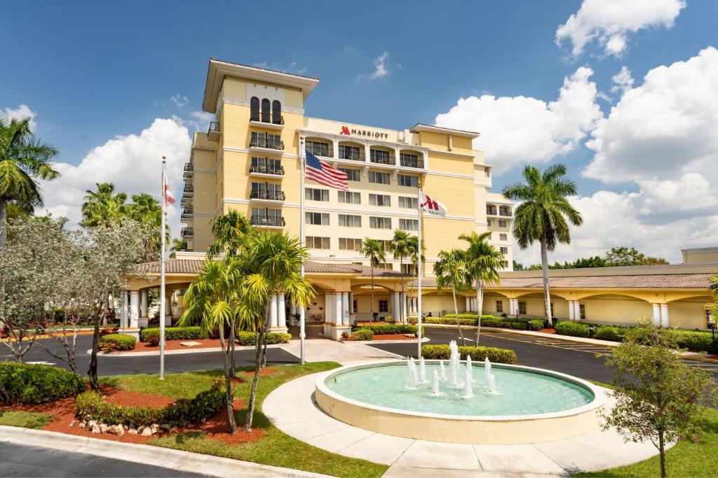 ein Hotel mit einem Brunnen vor einem Gebäude in der Unterkunft Fort Lauderdale Marriott Coral Springs Hotel & Convention Center in Coral Springs