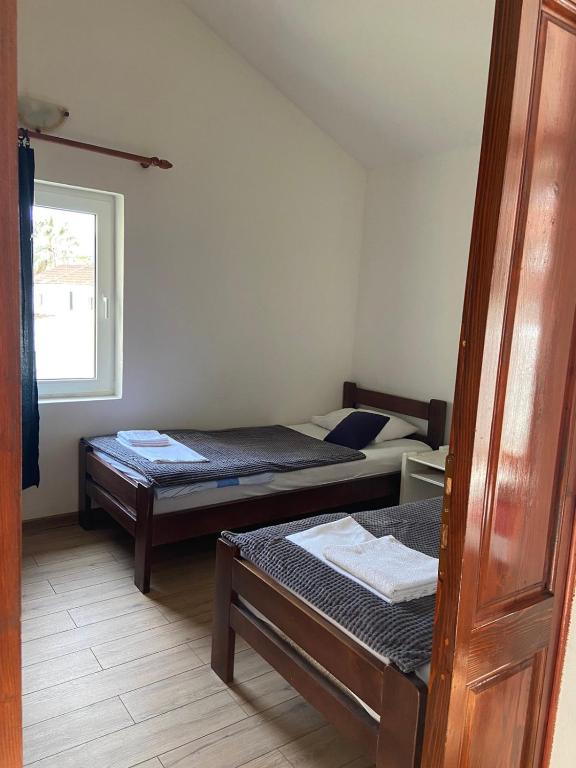 Postel nebo postele na pokoji v ubytování Apartments Ivanišević