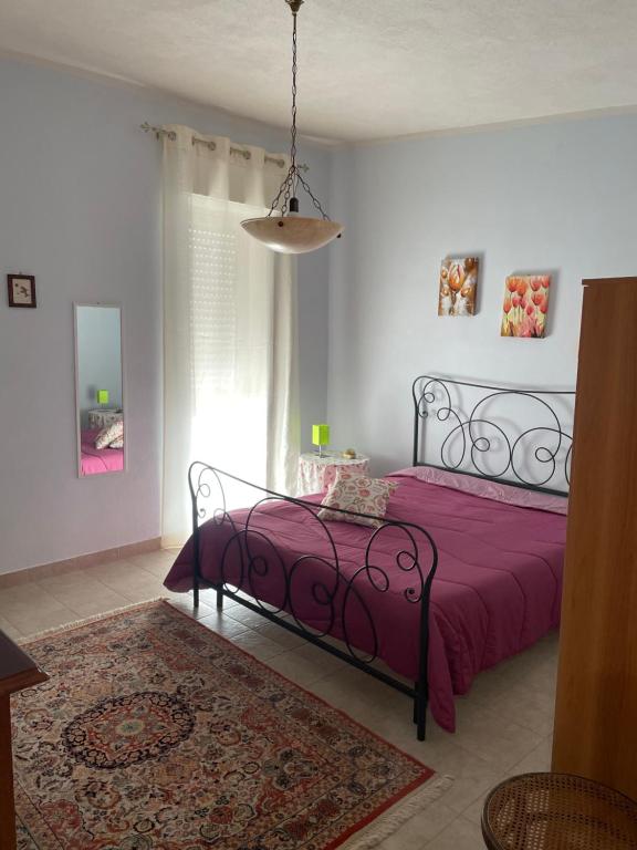トラーパニにあるIl Nostro Soleのベッドルーム(紫の毛布付きのベッド1台付)
