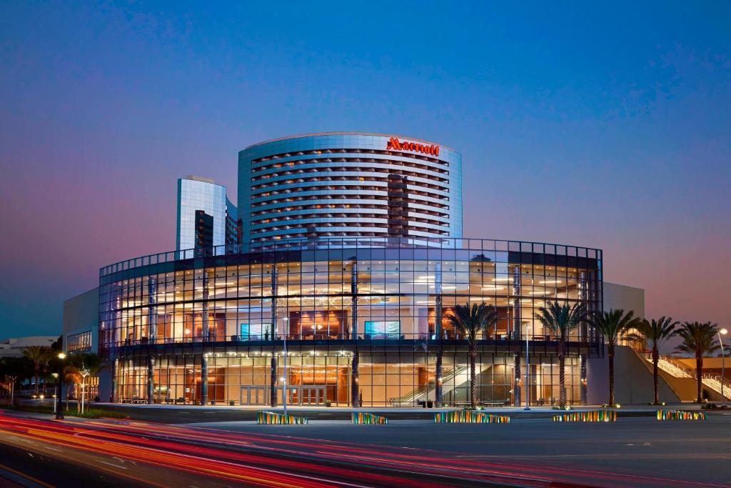 un gran edificio de cristal con un cartel encima en San Diego Marriott Marquis and Marina, en San Diego