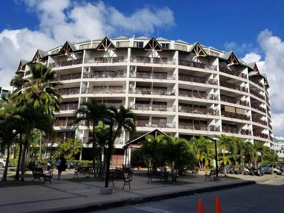 un gran edificio con palmeras delante en Apartamentos Classy Reef alado de la playa en San Andrés