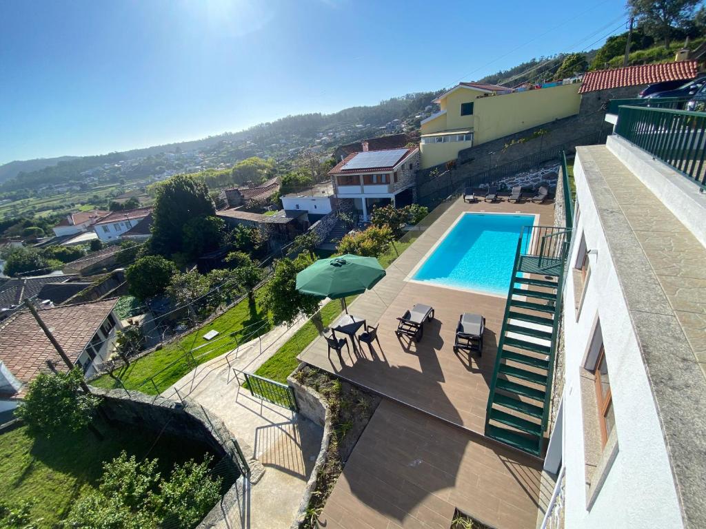 - une vue aérienne sur une maison avec une piscine dans l'établissement Casa do Laranjal, 