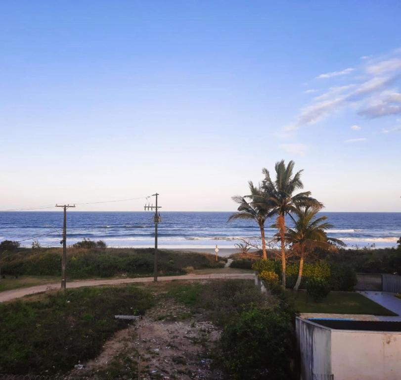 a view of the ocean from the balcony of a condo at Apartamento Excelente Pé na Areia in Guaratuba