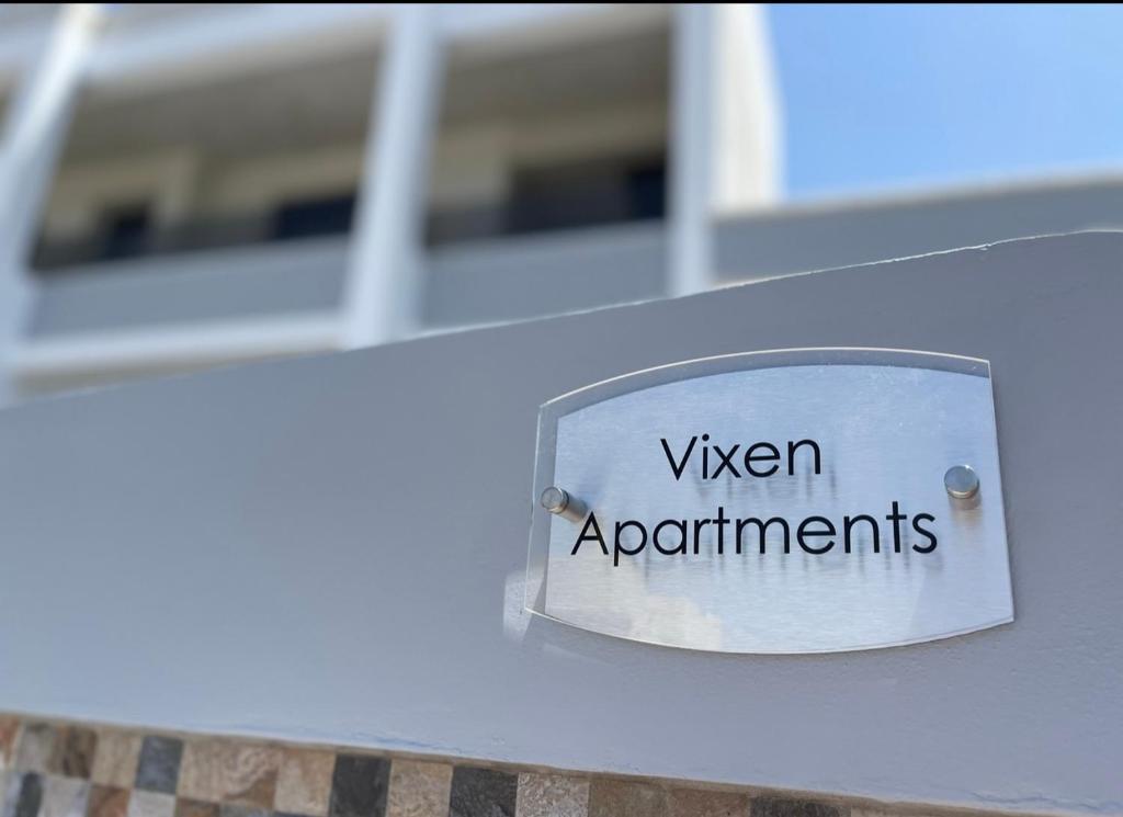 um sinal que diz viven apartamentos em um edifício em Vixen Apartment Studio 2 em Theologos