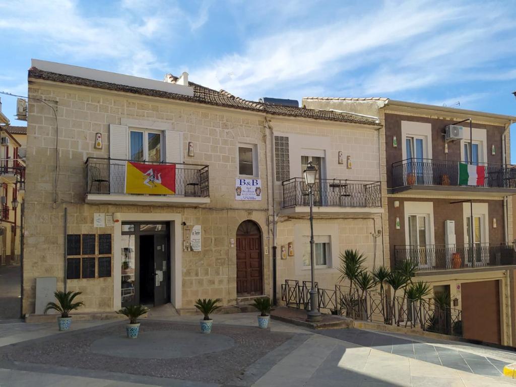 een gebouw met een vlag erop bij bed & breakfast Acquaviva di Vullo Vincenzo in Acquaviva Platani