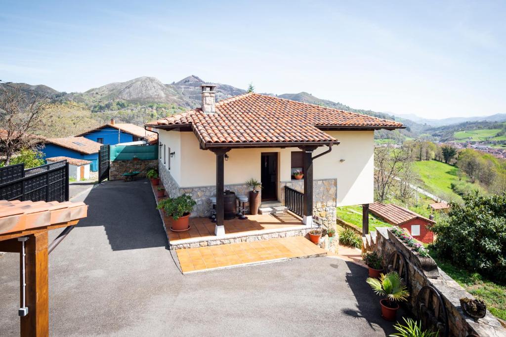 Casa con vistas a las montañas en Vivienda Vacacional La Prida, en Cangas de Onís
