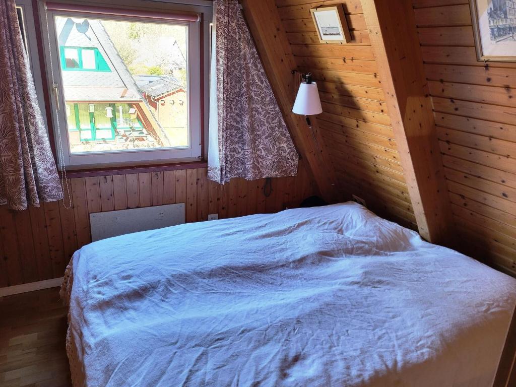 Postel nebo postele na pokoji v ubytování Tent Roof House in Damp near Baltic Sea Beach