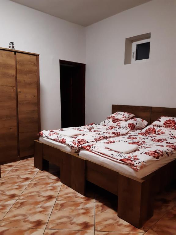 Postel nebo postele na pokoji v ubytování Helga Apartman