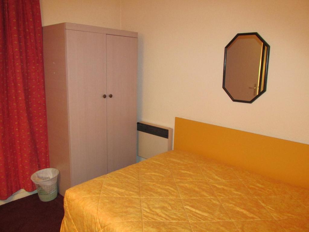 Postel nebo postele na pokoji v ubytování Hôtel Estival Arriel