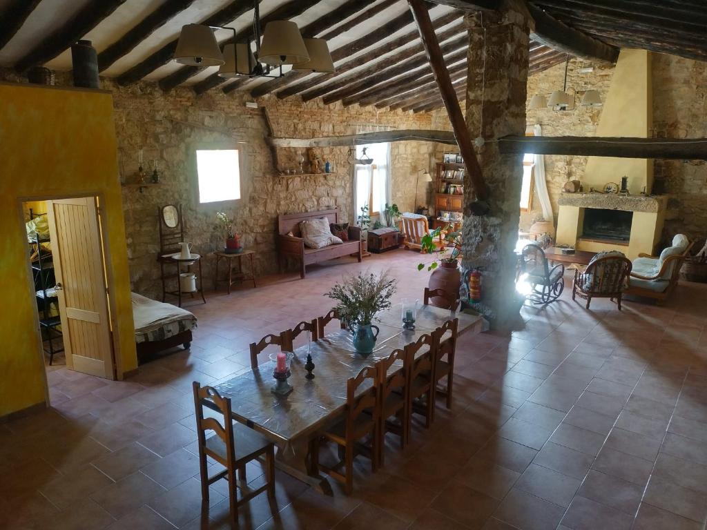 sala de estar amplia con mesa y sillas en Antiguo Molino de Aceite de Alforque, en Alforque