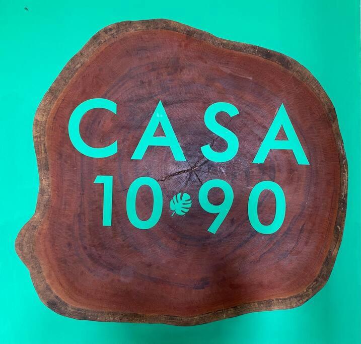 ein Holzschild mit den Worten casa prozent in der Unterkunft Casa 1090 ubicada cerca a todo. in Leticia