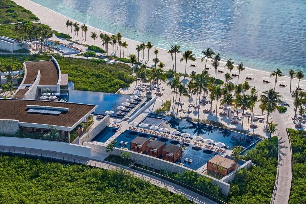 - Vistas aéreas a un complejo con playa en The St. Regis Kanai Resort, Riviera Maya en Playa del Carmen