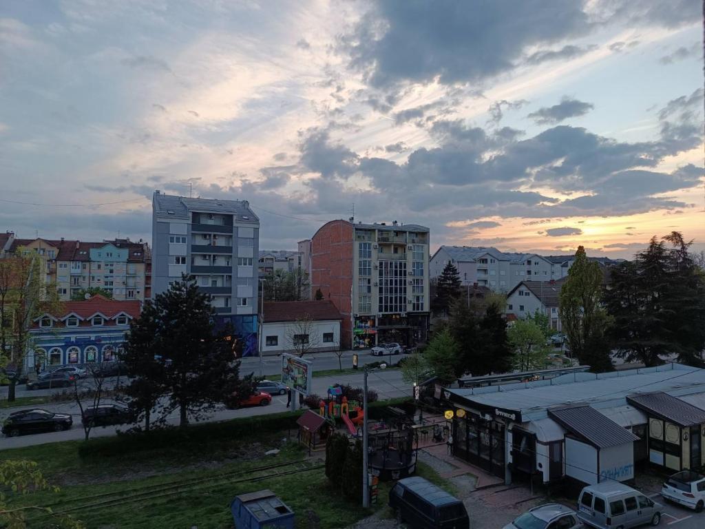 a view of a city with buildings and a sunset at Apartman VOZIC in Brčko