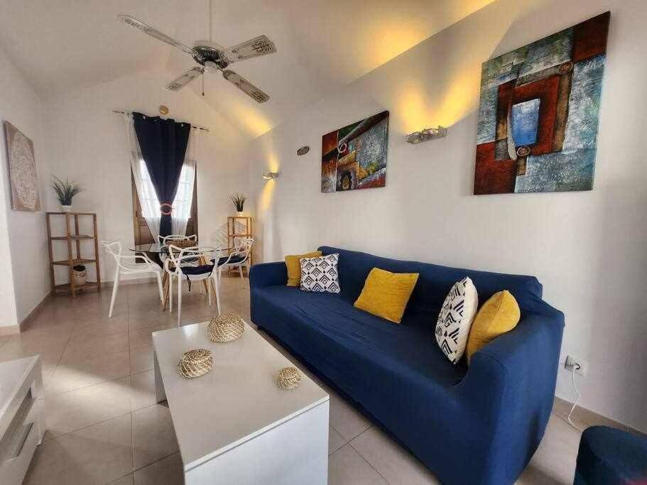 un salon avec un canapé bleu et une table dans l'établissement El ron ron de Fuerte, à Caleta de Fuste