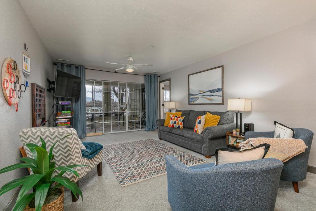 ein Wohnzimmer mit einem Sofa, Stühlen und einem TV in der Unterkunft 3BR Updated Condo - Family Games - Enclosed Patio - FREE TICKETS INCLUDED - CH3-2 in Branson
