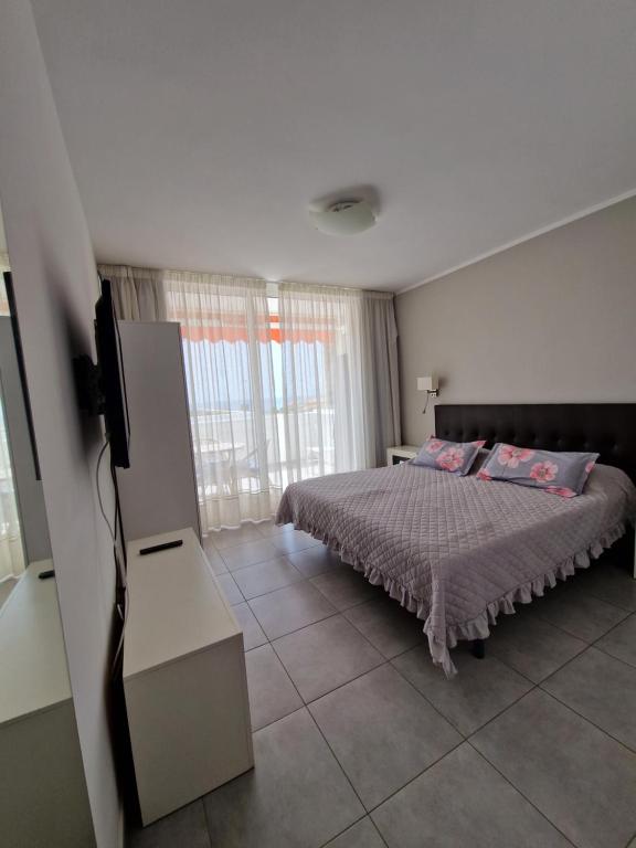 Postel nebo postele na pokoji v ubytování Las Vistas Beach