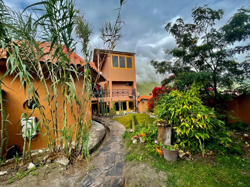 uma casa com um jardim em frente em Ekokuelap Lodge y turismo alternativo em Nuevo Tingo