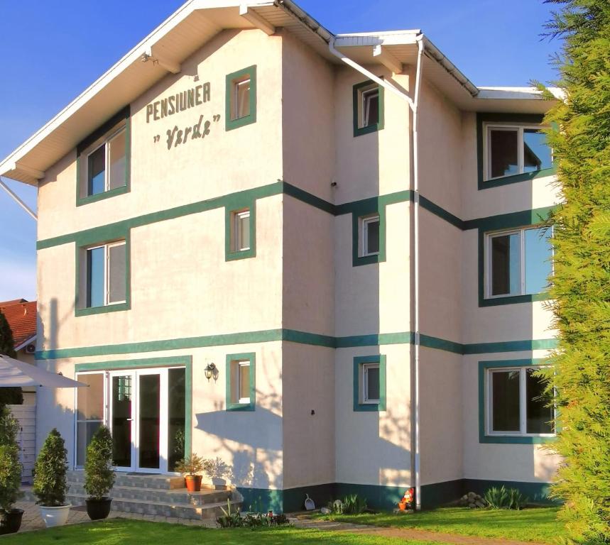 un edificio con el nombre del hotel en Pensiunea Verde, en Sînmartin