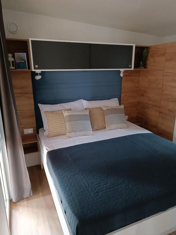 Posteľ alebo postele v izbe v ubytovaní Ana Mobile Home - Biograd na Moru