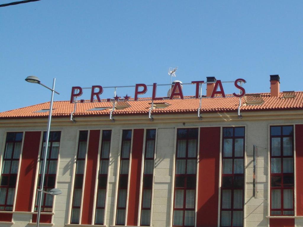 un edificio con un cartel encima en Pensión Residencial Platas, en O Pedrouzo