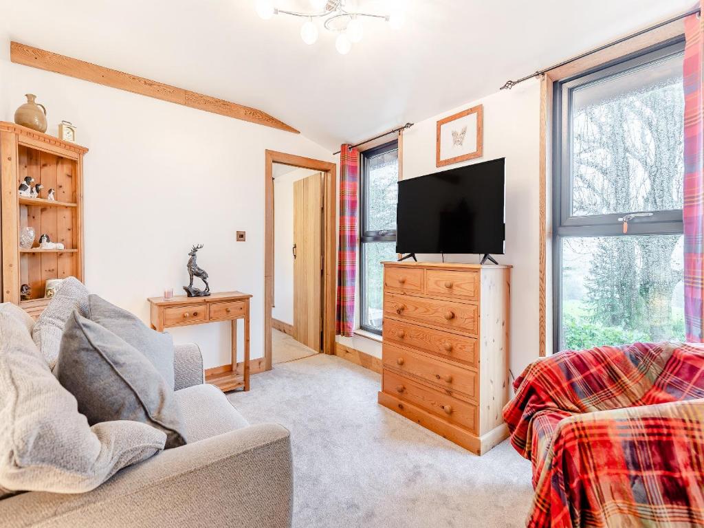 a living room with a tv and a couch at Piglets House - Uk43488 in Aldington