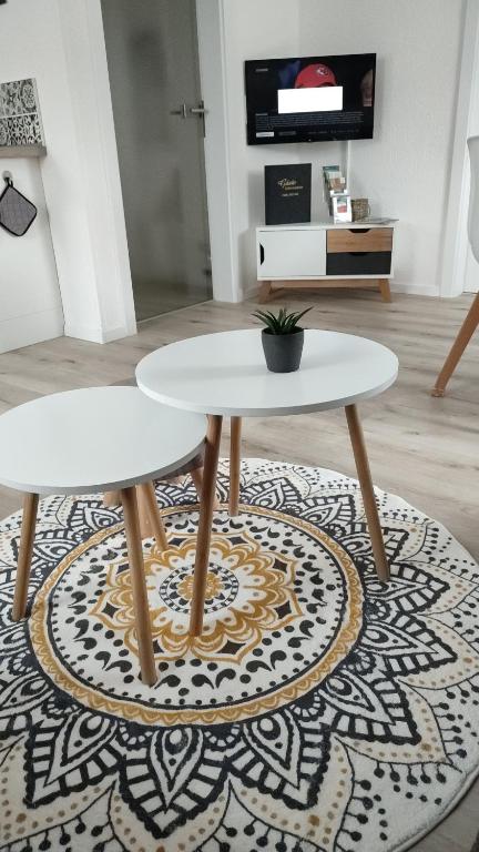 two tables sitting on a rug in a living room at FeWo ERZ-Zeit in Annaberg-Buchholz