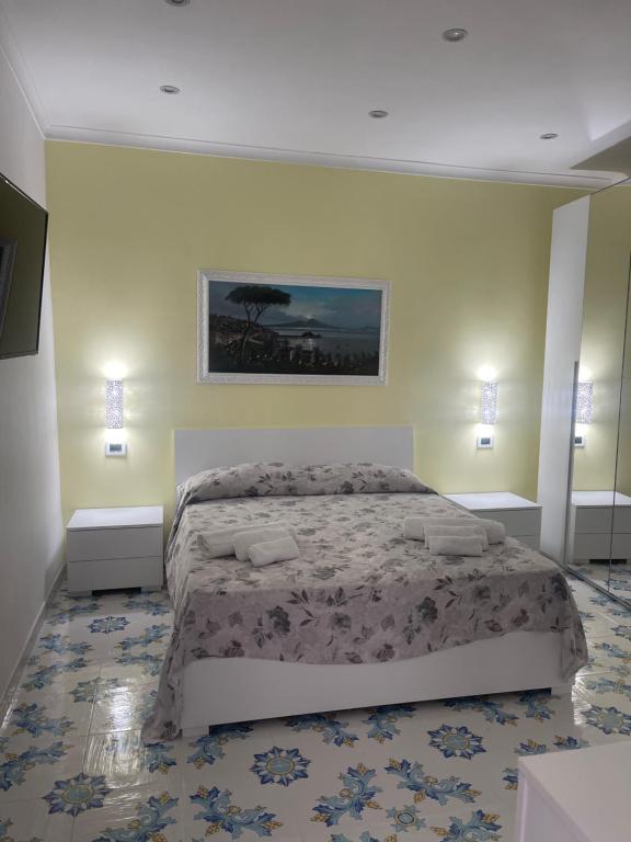 ein Schlafzimmer mit einem Bett und einem Wandgemälde in der Unterkunft La Stanza di Penelope in Neapel