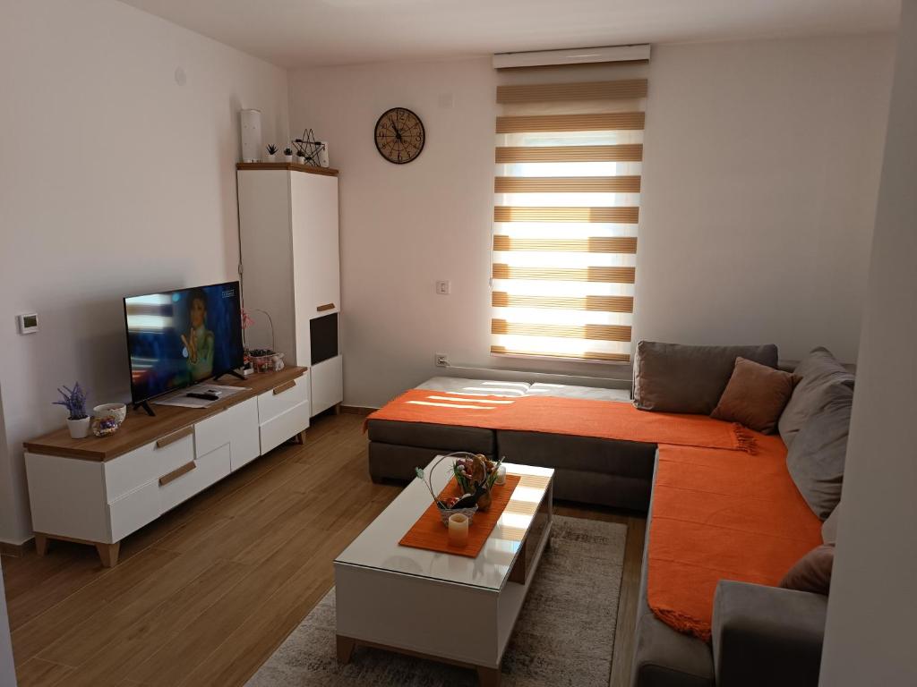 Telewizja i/lub zestaw kina domowego w obiekcie Apartman Meseceva dolina