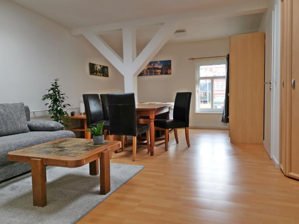 Musashi Apartment 2 في فايمار: غرفة معيشة مع طاولة وكراسي