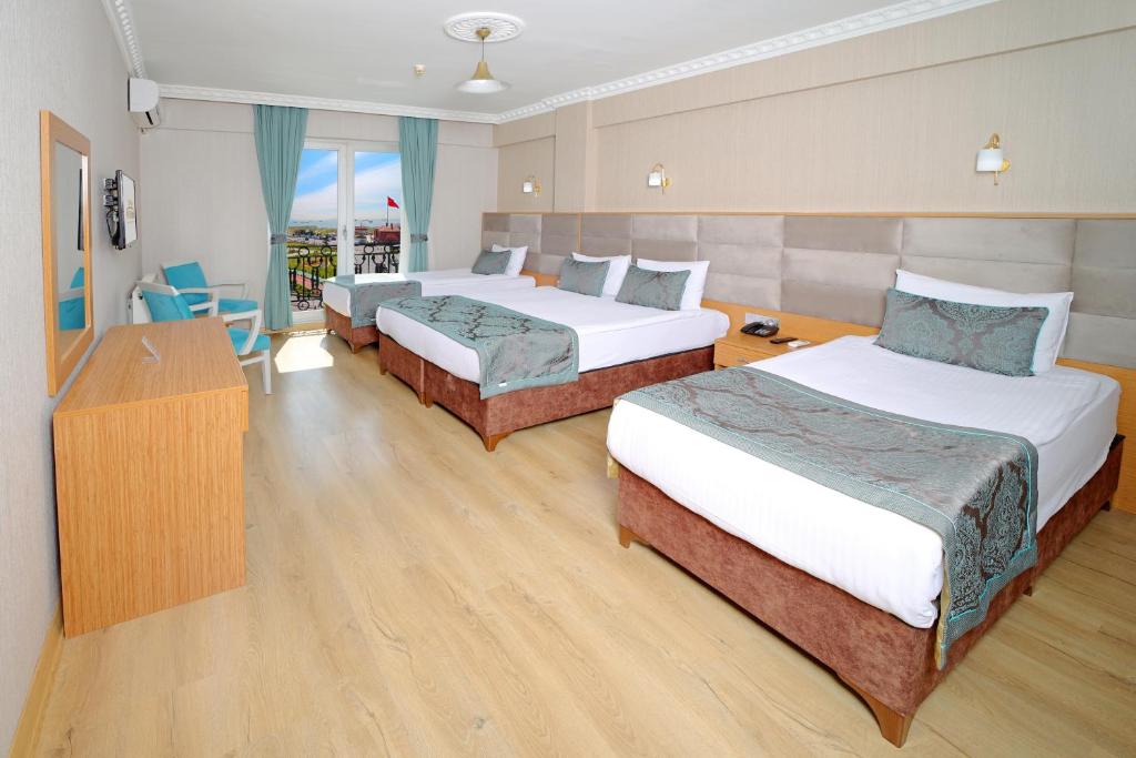 イスタンブールにあるIstanbul Panorama Hotelのベッド2台とテレビが備わるホテルルームです。