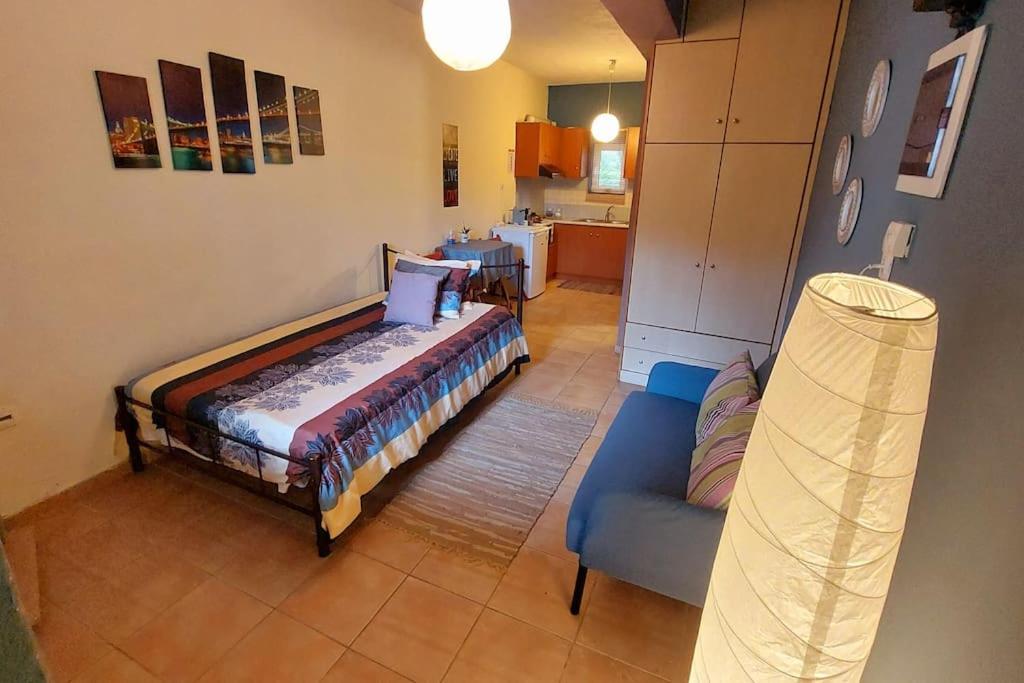 sypialnia z łóżkiem i kanapą w pokoju w obiekcie Efi Studio 2 Lamia w mieście Lamia