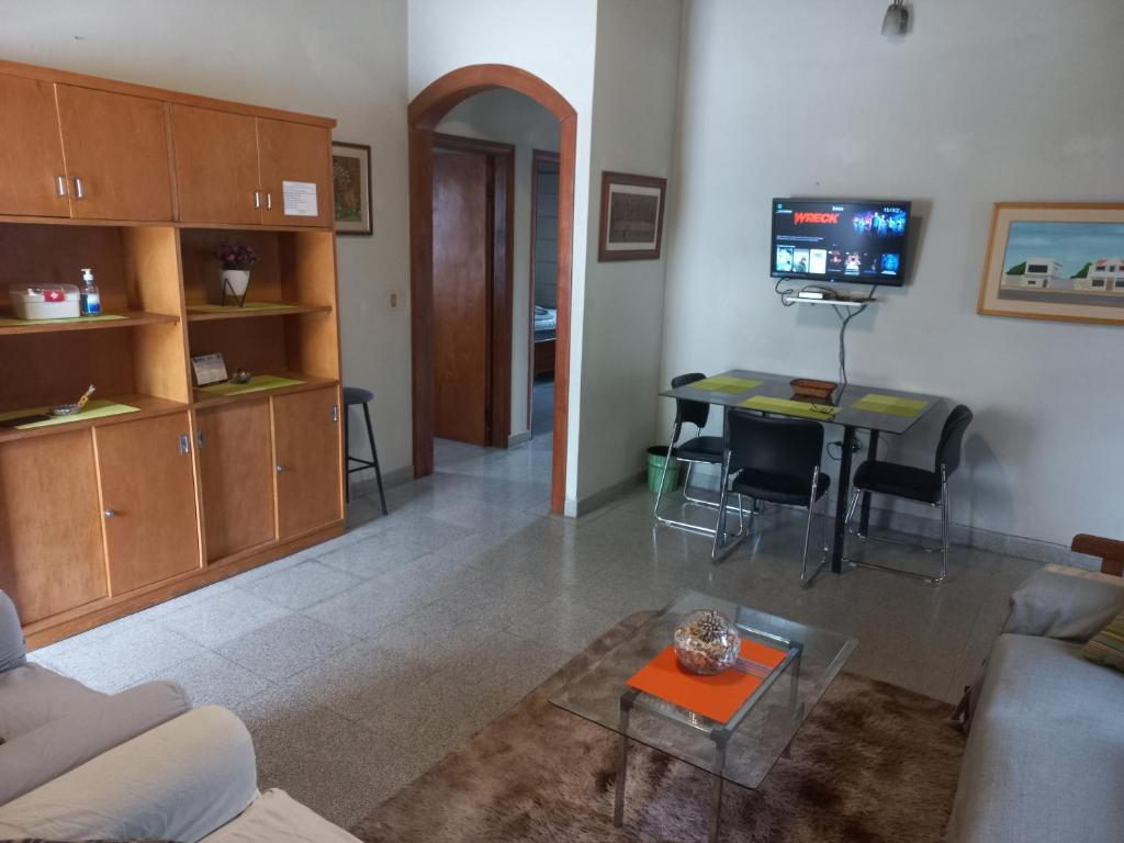 a living room with a couch and a table at Amplio Departamento cerca de todo 3 Habitaciones in Asunción