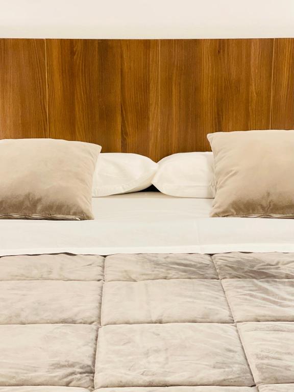 Łóżko lub łóżka w pokoju w obiekcie Smart Silver Apartment Central