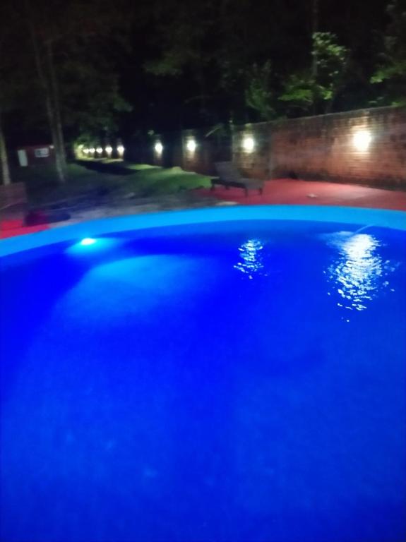 een blauw zwembad met verlichting bij Quinta Don Adolfo in Puerto Iguazú